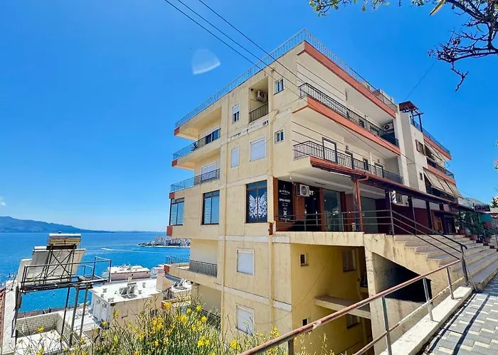 Colorful Sea View Daire Saranda