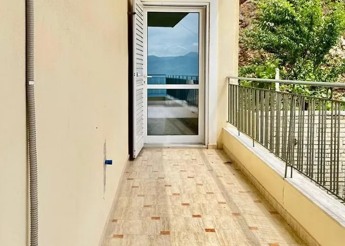 Colorful Sea View Daire Saranda